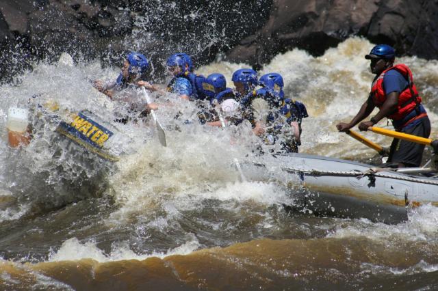 Rafting na rieke Zambezi vyzerá horšie ako v skutočnosti je.