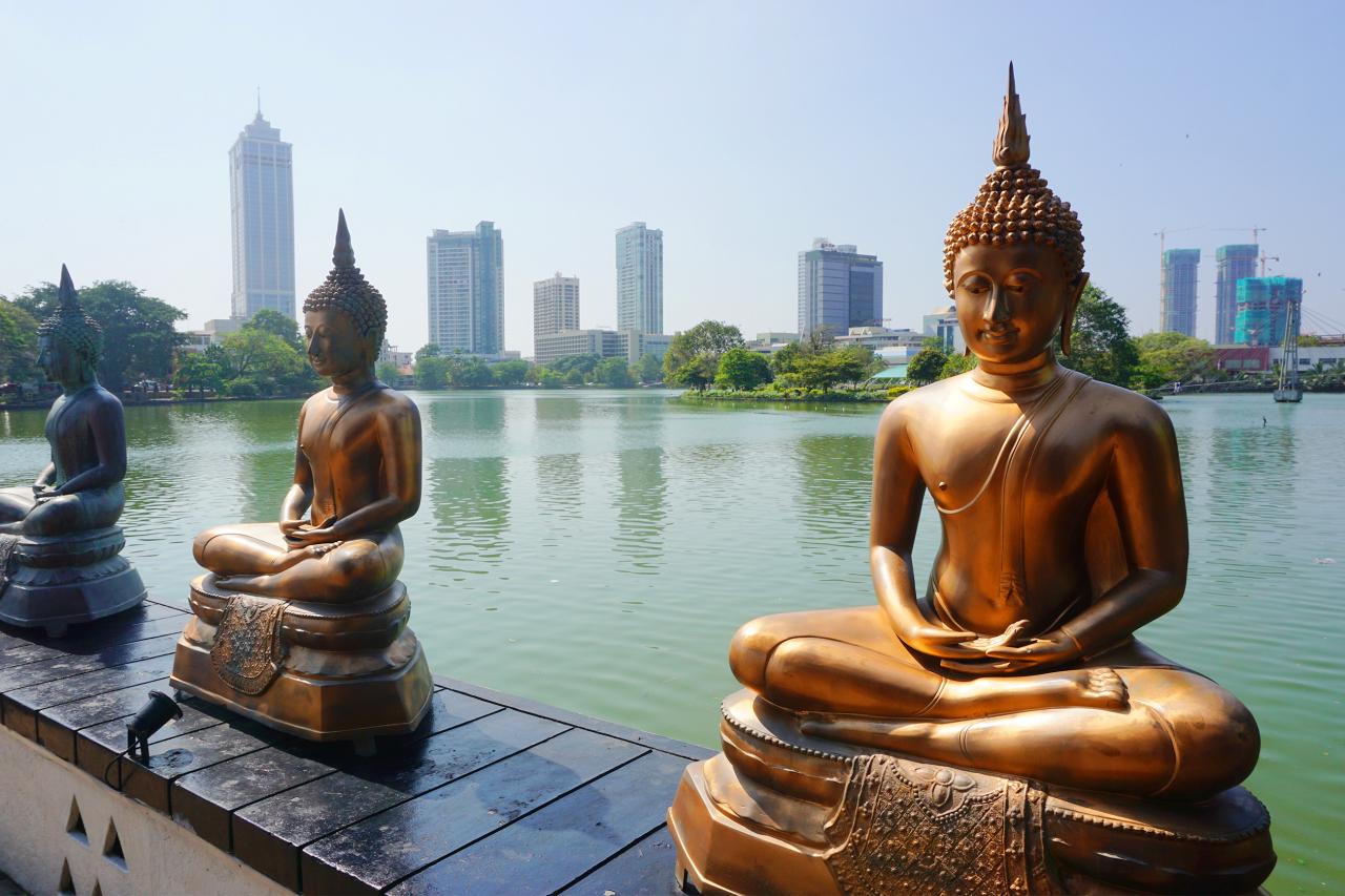 Budhizmus a mrakodrapy. Colombo, Srí Lanka