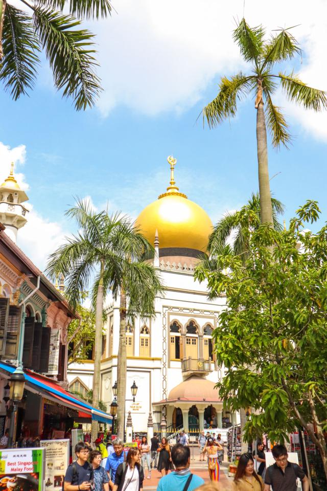 Mešita Masjid Sultan so svojimi mohutnými zlatými kupolami a ob