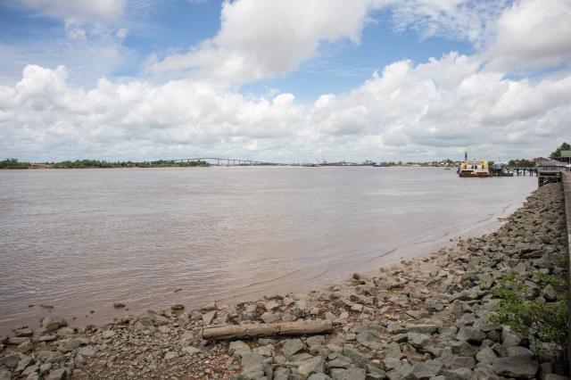 Magická široká rieka Suriname sa pri Paramaribe vlieva do Atlan