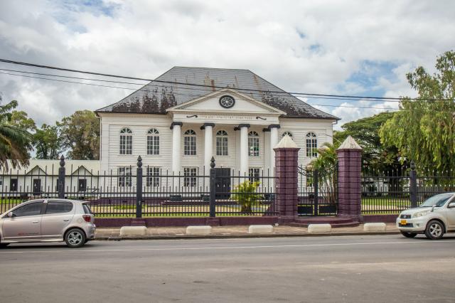 Synagóga hneď vedľa mešity - to je surinamská náboženská tolera
