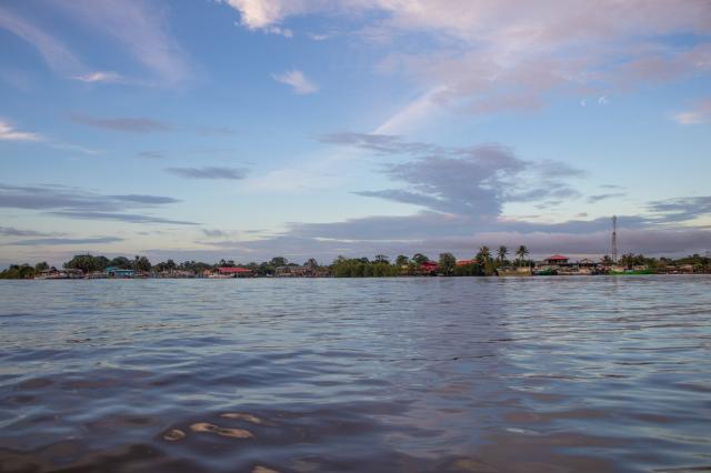Poobedné slnko nad riekou Suriname. foto: Ľubor Kučera – 