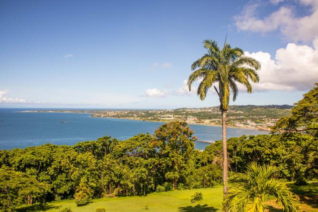 Výhľad na hlavné mesto ostrova Tobago Scarbourough priamo z pev