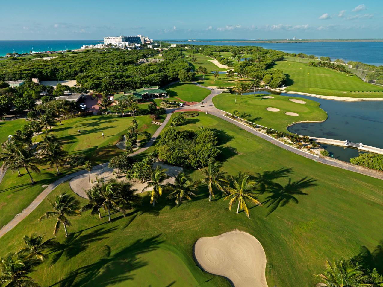 Dovolenka na mexickej riviére si doslova žiada golf.