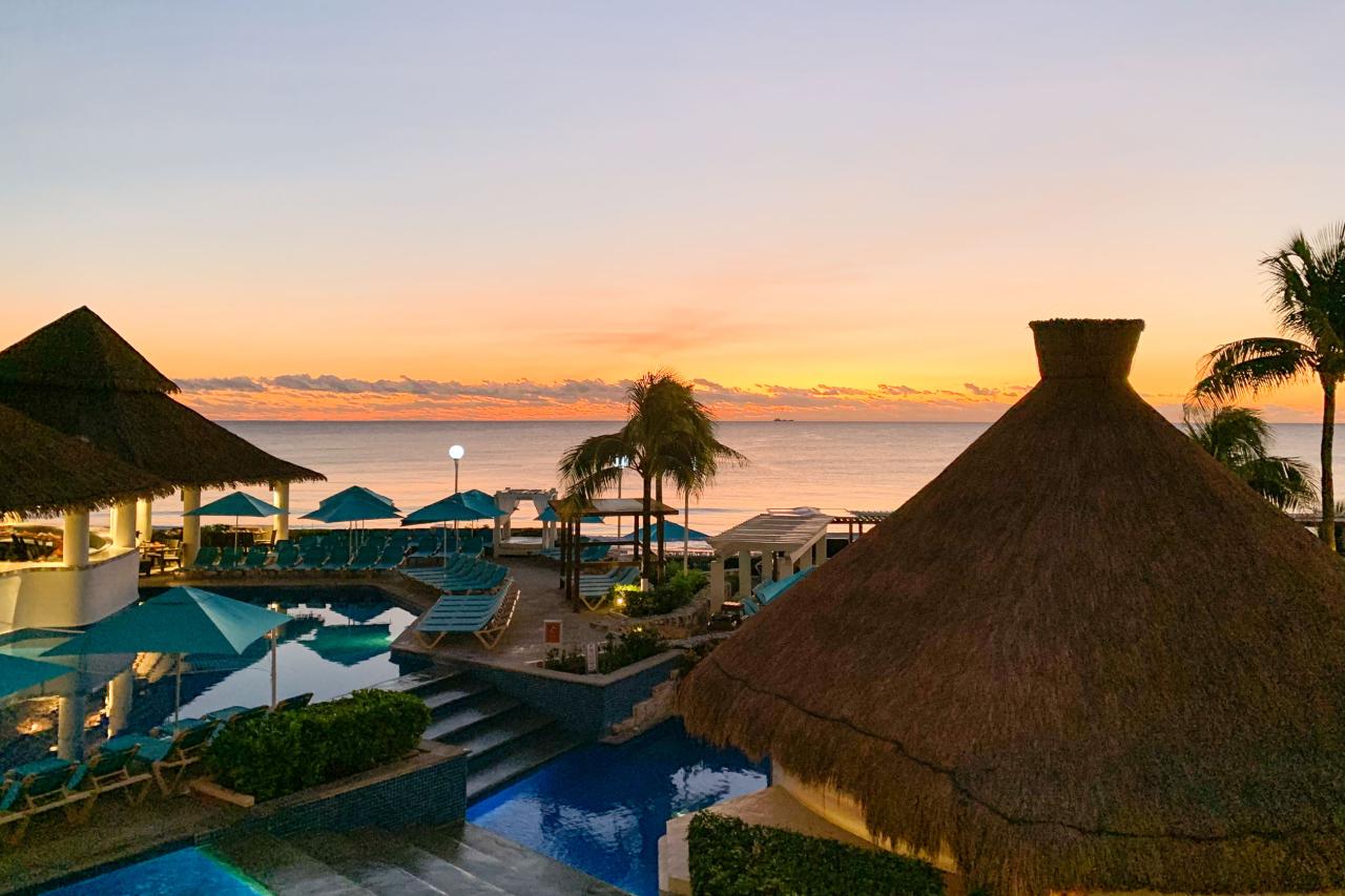 Západ slnka v Cancúne na pláži.
foto: Ľubor KUČERA -