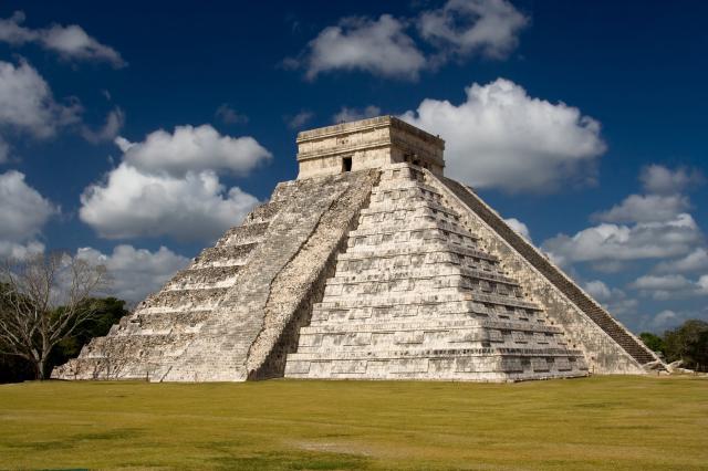 Tajomná pyramída boha Kukulkána je len na skok od Karibiku. Chi