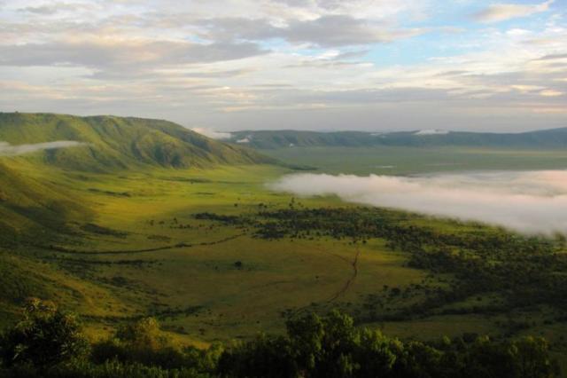 Kráter Ngorongoro - pohľad na dno z okraja vo výške 2.200 m.n.m