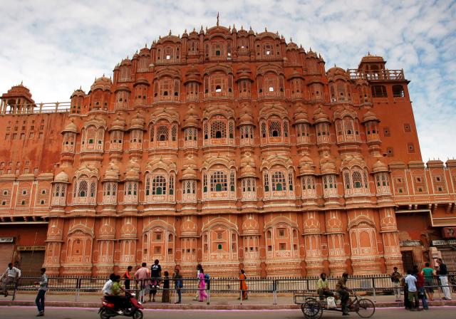 Indický Jaipur ležiaci v zlatom trojuholníku patrí medzi najobľ