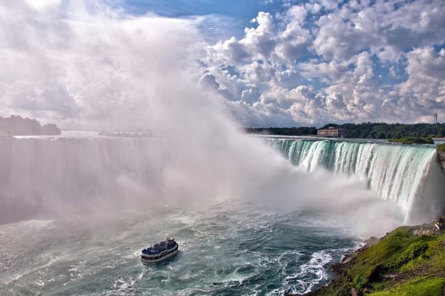 Popri brehu Ontárijského jazera sa dostaneme k Niagarským vodop