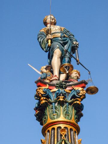 Bern je mestom sôch. Socha stojaca na richtárovi, cisárovi, páp