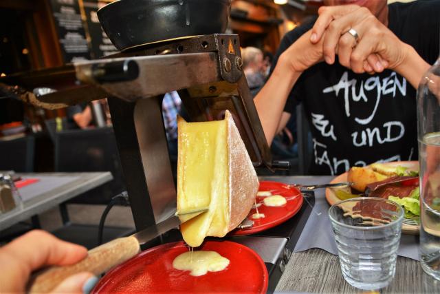 Raclette - lahodná kalorická bomba. foto: Jozef Zelizňák - 