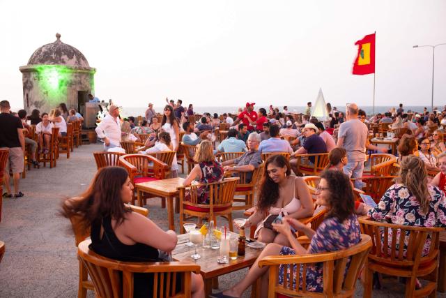 PoseDeňie na obranných múroch Cartageny. Mali mesto brániť prot