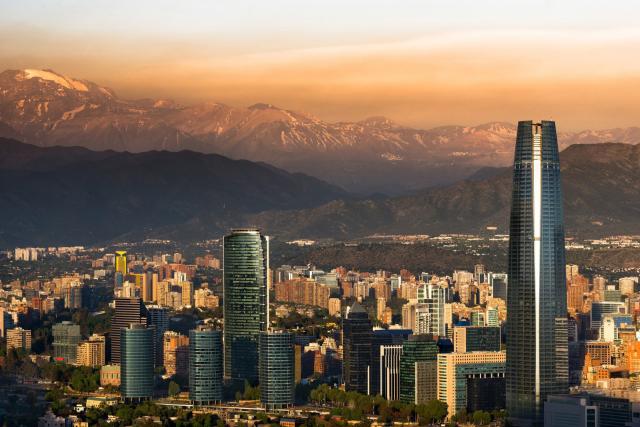 Pohľad na Torre Grand Santiago, najvyššiu načierno postavenú st