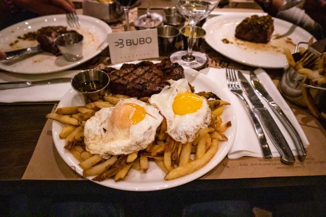 Stejky a kvalitné víno do sýtosti.
foto: Ľubor Kučera - 