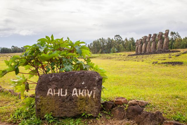Ahu je názov pre pódium, na ktorom sochy moai stoja. Ahu Akivi 