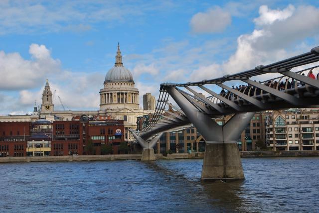 Peši ponad Temžu do kostola St.Pauls