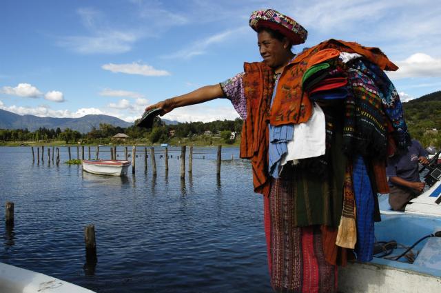 Stretneme na brehu jazera Atitlán aj Indiánov? Foto: Ľuboš Fell