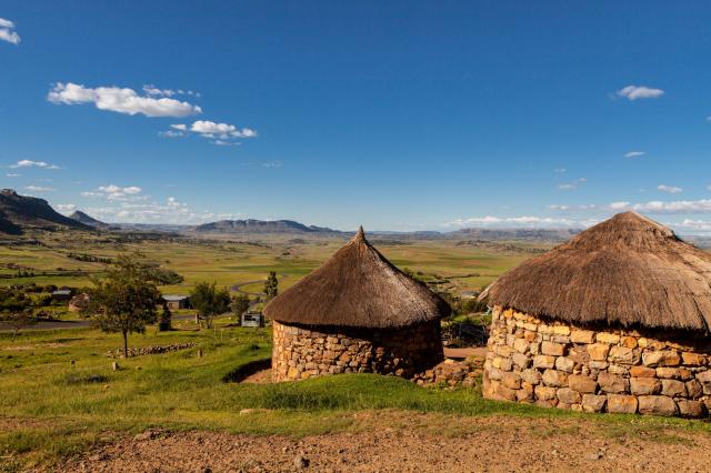 Lesotho - typické obydlia v tejto krajine, ktorú prevažne obýva