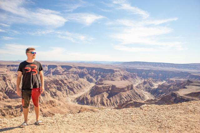 Fish River Canyon je druhý najväčší kaňonový systém na svete. f