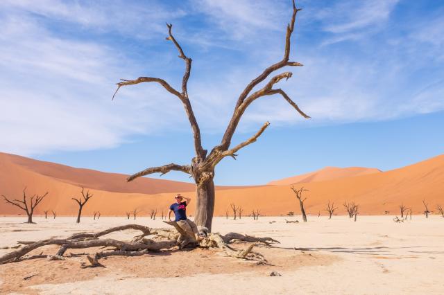 V Deadvlei si oddýchneme pri 1200 rokov mŕtvych akáciách. foto: