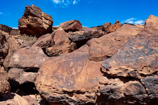 Červený pieskovec skrýva Twyffelfontein, bušmenské skalné maľby