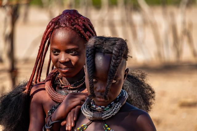 Himba alebo Owahimba. Ženy sa maľujú červenou hlinkou, chodia h