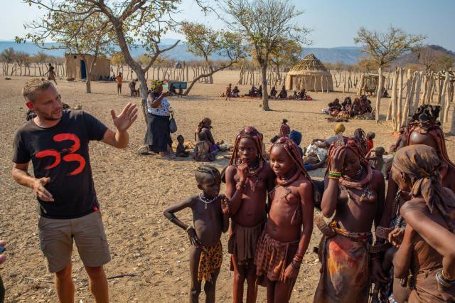 Kmeň Himba, ktorý je určite mnohým z nás známy minimálne z doku