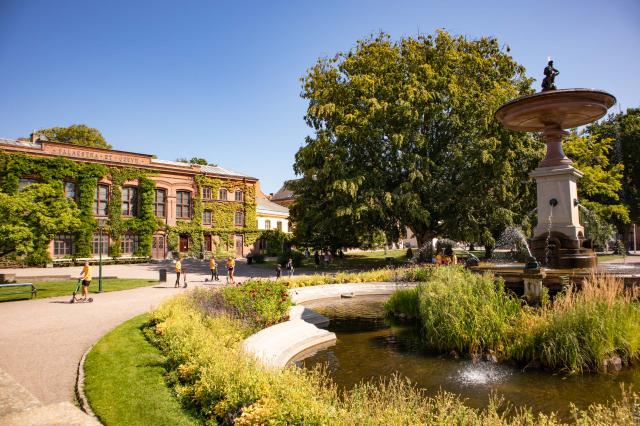 Krásne zelené prostredie s historickými budovami. Lund po švéds
