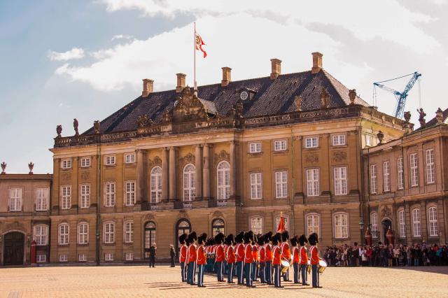 Kráľovské stráže pred palácom Amalienborg.
foto: archív 