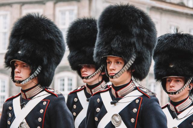 Stráže a ich čiapky, zvané medvede.
foto: archív 