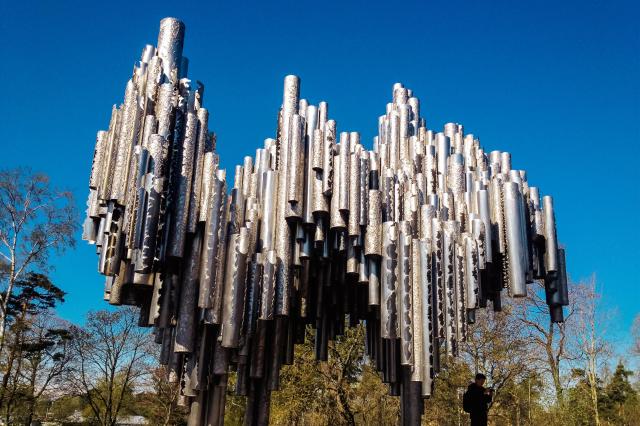 Monument symbolizujúci hudbu fínskeho skladateľa Jeana Sibelia.