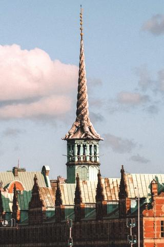 Ikonická veža budovy bývalej dánskej burzy na jar 2024 zhorela.