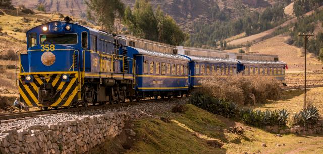Scénická cesta na Machu Picchu vlakom popri divokej Urubambe.