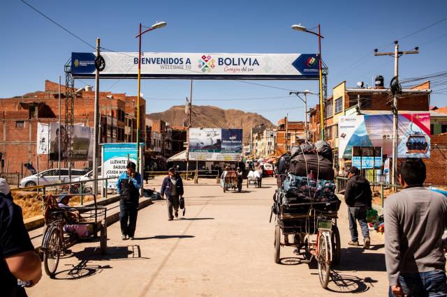Prvé fotky s tabuľou Bienvenidos a Bolivia, meníme prvé bolivia