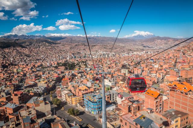 La Paz - mesto v údolí, v pozadí zasnežené 6 tisícové štíty. Fo