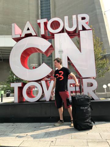 CN Tower má hornú vyhliadku vo výške 447m a momentálne je to pi