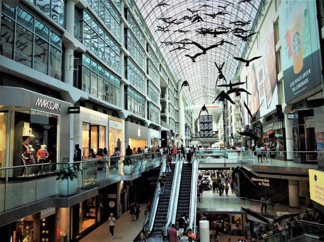 Eaton Center - obrovské shopping centrum, kde nájdete obchody o