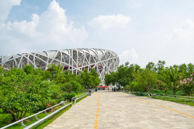 Peking bol dejiskom letných olympijských hier. Symbolom olympij