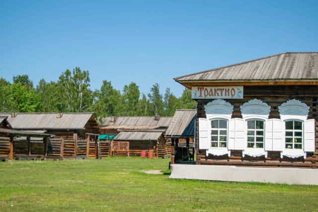 Na druhý už obdivujeme tradičnú sibírsku architektúru v skanzen