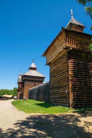 Na druhý už obdivujeme tradičnú sibírsku architektúru v skanzen