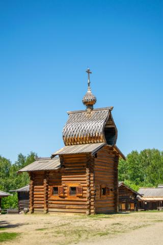 Na druhý už obdivujeme tradičnú sibírsku architektúru v skanzen