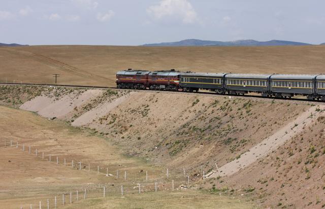 Z okna vlaku uvidíme nádherné scenérie rozľahlého Mongolska. fo