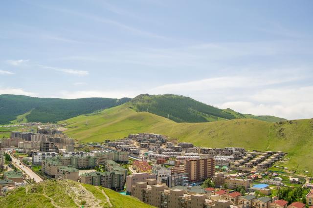 Sovietske paneláky a pomedzi ne ako hlávky šampiňónov biele jur