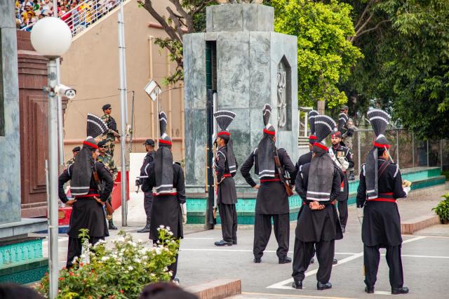 Po silnej ukážke patriotizmu oboch krajín a uzavretí hranice, s