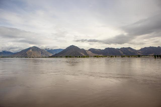 Opúšťame Lhasu a popri rieke Brahmaputra smerujeme do ďalšieho 