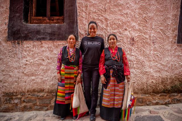 Tibetské ženy sú veľmi silné a pracovité. foto: Nikola DECKOUS 