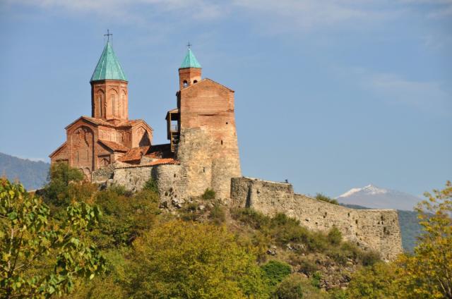 Kraj Kacheti, kde vzniklo víno je plný kláštorov si vychutnáme 