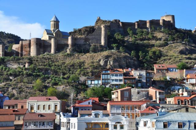 Tbilisi je starobylé mesto plné kaviarničiek, reštaurácii a pod