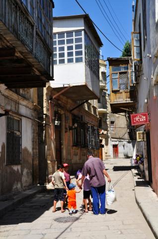 Baku za hradbami je svetom zabudnutého Orientu, ktorý si vychut