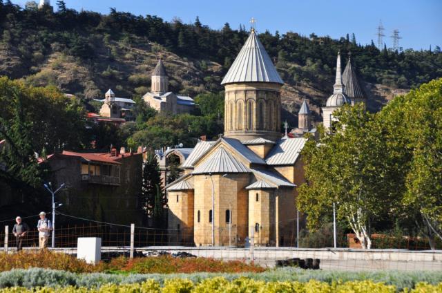 Gruzínske Tbilisi je posiate kostolmi, historickými stopami a v